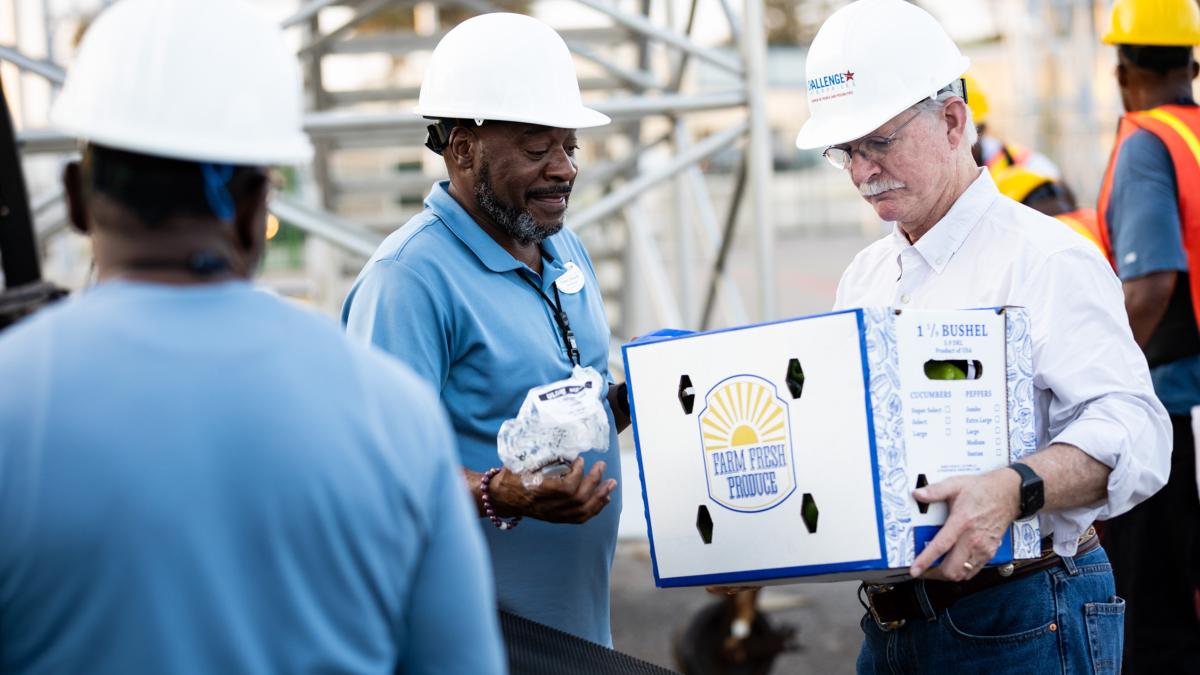 Rep. Rutherford loads produce onto the USS Billings at Mayport Naval Station